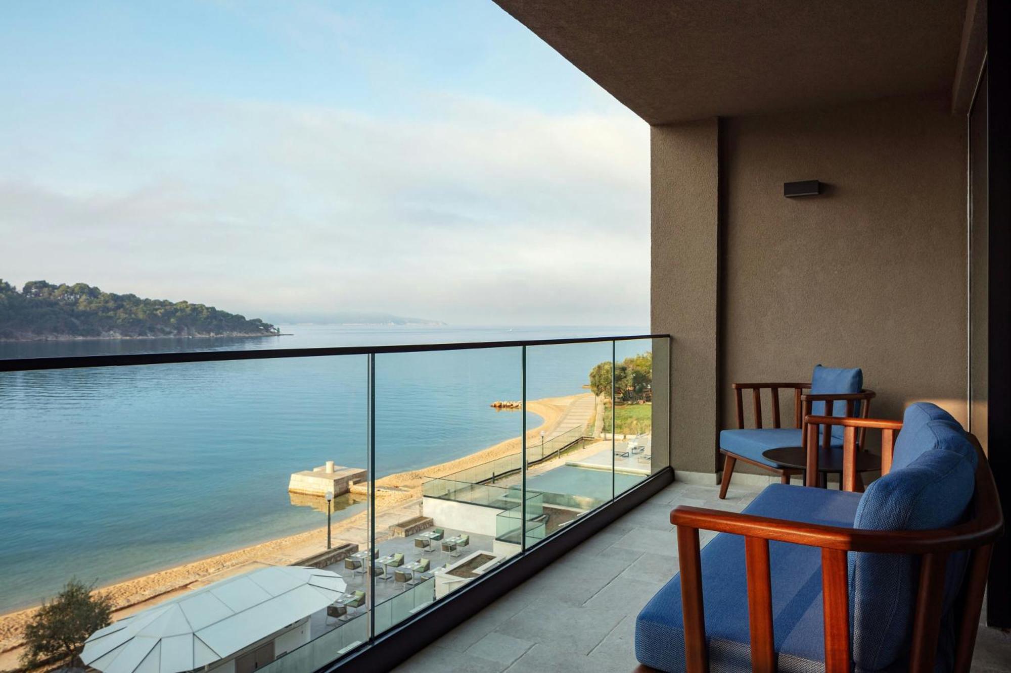 Suite con letto king-size, divano letto e balcone - Fronte mare/The Isolano